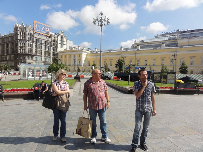Place des Théâtres  (Театральная площад,  Teatralnaya ploshchad). Voici notre guide moscovite Elena.