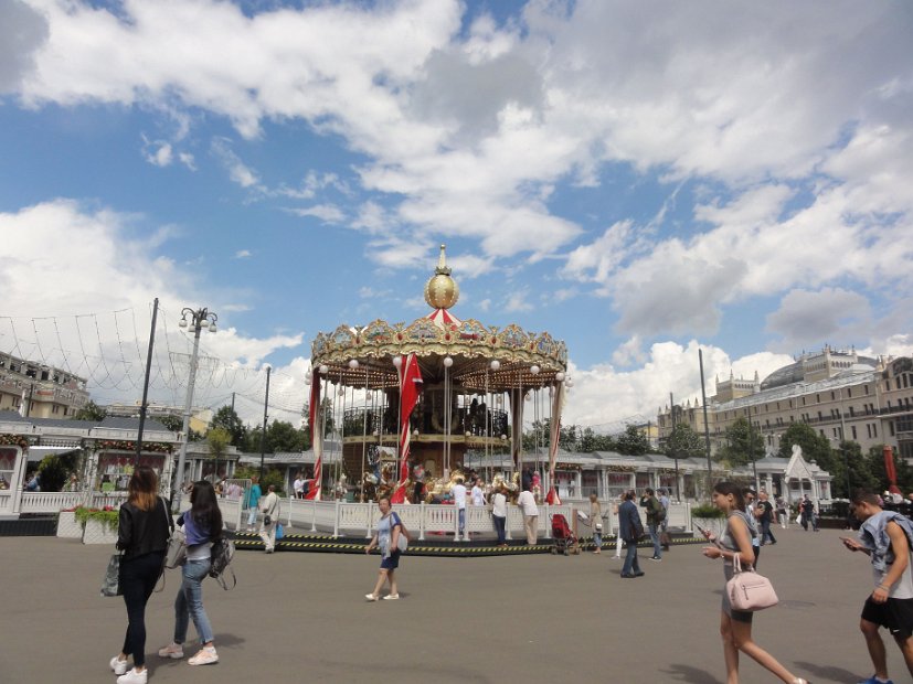 Retour sur la Place des Théâtres. En route vers le coeur historique de Moscou.