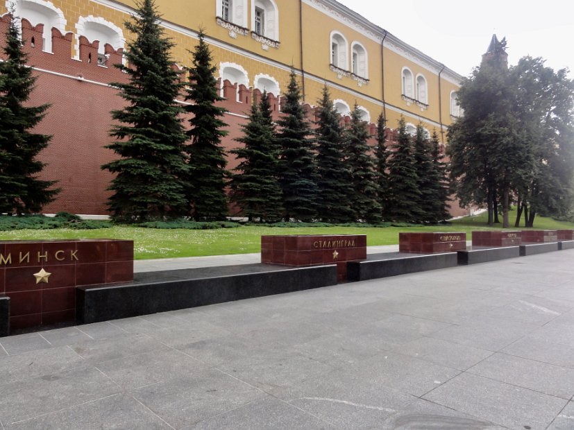 Juste à côté, dix stèles rappellent le sacrifice des cités soviétiques lors de la Grande Guerre patriotique, nom donné à la Seconde Guerre mondiale.