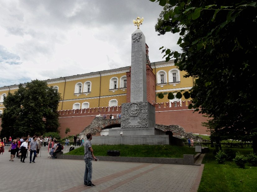 Toujours le jardin Alexandre : l’obélisque des Romanov a été érigé à l’occasion du tricentenaire de l'accession au trône de la Maison Romanov. Détourné par le pouvoir bolchévique, il a repris son aspect initial en 2013.