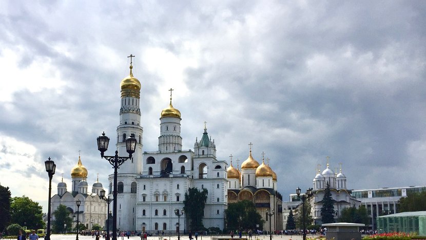 La place des cathédrales du Kremlin : cathédrale de l'Archange Saint-Michel, clocher d'Ivan le Grand, église Saint-Jean-Climaque, cathédrale de la Dormition et palais du Patriarche et son église des Douze-Apôtres