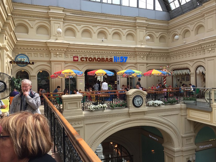 Pause déjeuner à la Cantine 57 : il est déjà 14h25 ! Nous avons été enchantés de ce premier repas russe, pris sur le pouce.