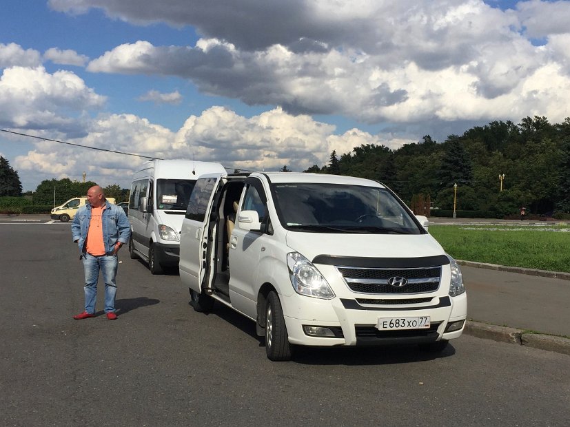 Devant l'Université, notre chauffeur Damian nous attend.