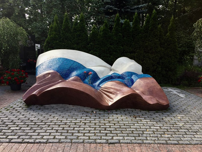 Nous commençons par cet étrange monument funéraire, celui de Boris Nikolaïevitch Eltsine (1931-2007)