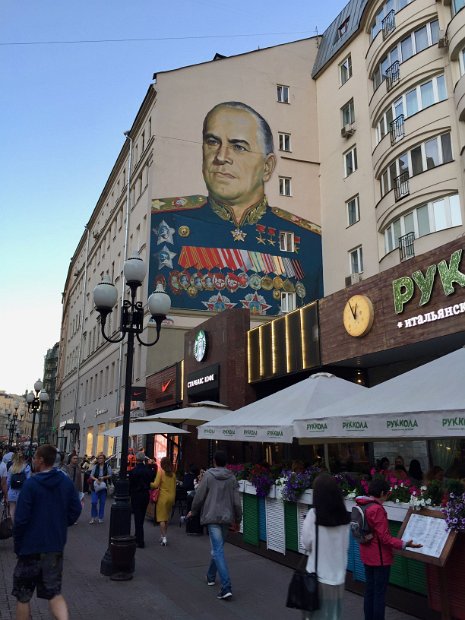 Nous commençons à consulter les menus des nombreux restaurants de l'Arbat.