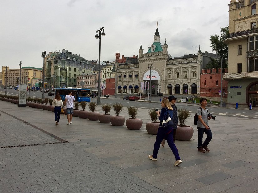 Tretyakovskiy Proezd : direction le métro. Pas de pluie annoncée, une journée propice à la marche. 