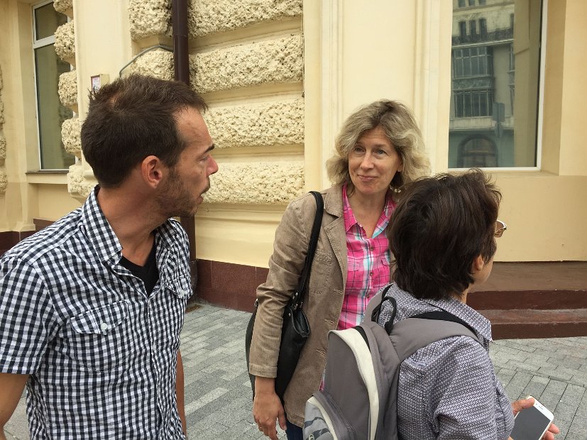 Les élèves sont très attentifs aux explications d'Elena.