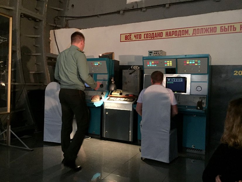 Les visiteurs assistent, sur des consoles simplifiées, à une simulation de la séquence de tir d'un missile nucléaire. La salle suivante présente des équipements de communication. Mais ici, interdiction absolue de photographier.