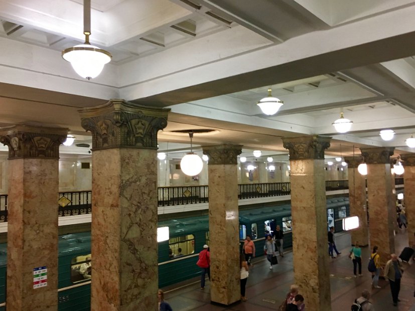 Métro Place de la Révolution. Nous y reviendrons plus tard, après la visite des plus belles stations de Moscou.