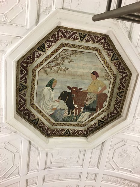  Le plafond est décoré de mosaïque.