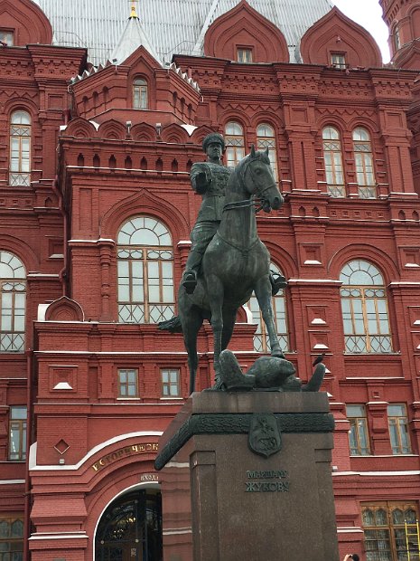 Place Rouge : la statue du Maréchal Gueorgui Konstantinovitch Joukov (Георгий Константинович Жуков). Elle a été sculptée en 1995 pour célébrer le cinquantenaire de la victoire.