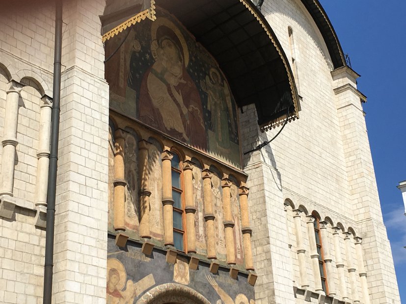 Il est interdit de photographier à l'intérieur des cathédrales, sauf celle de l'Archange Saint-Michel.