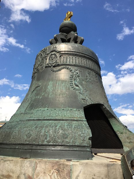 La Cloche-Reine n'a jamais servi. Fondue en 1713-1714, pesant 200 tonnes, un choc thermique l'ébrécha lors d'un incendie en 1737.