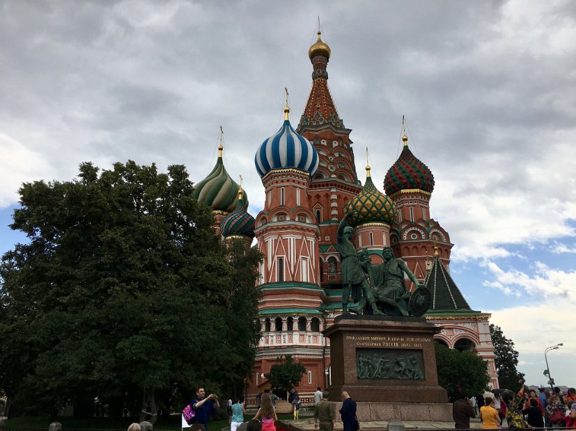 Il nous faut sortir de la forteresse du Kremlin pour voir enfin la flamboyante cathédrale Basile-Le-Bienheureux.