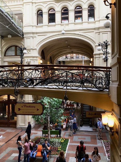 Après la Révolution de 1917, le magasin est nationalisé. Il servira de bureaux aux commissions du plan quinquennal. En 1953, il retrouve sa fonction de magasin, même si les denrées sont rares et les queues légendaires.