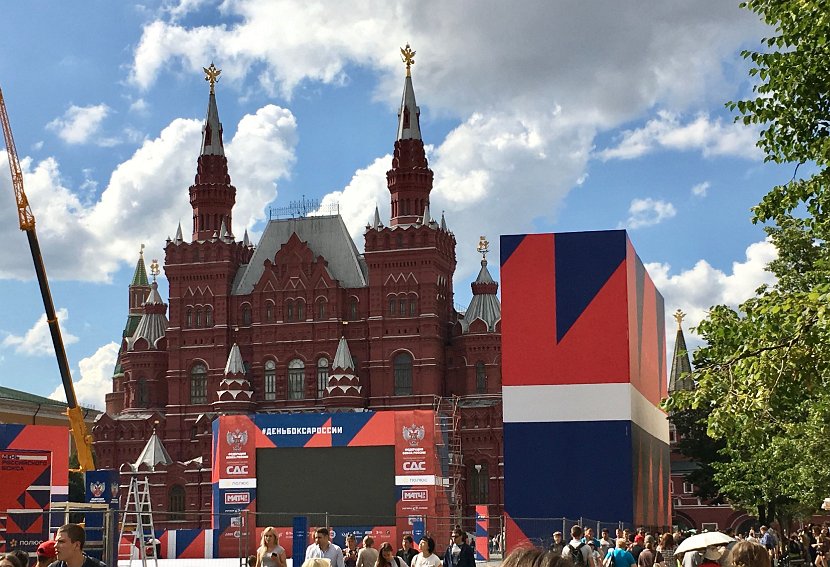 La Place Rouge est en pleine préparation d'un gala de boxe.