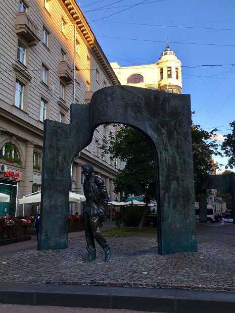 Le monument à la mémoire de Boulat Okoudjava, chansonnier soviétique d'origine géorgienne très populaire en Russie