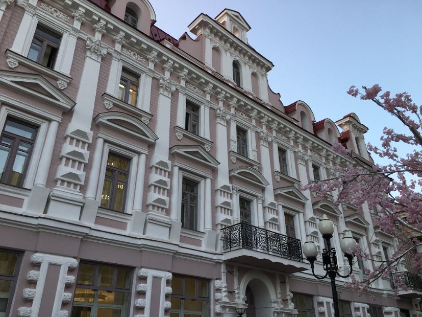 Les demeures aux belles façades qui bordent la rue