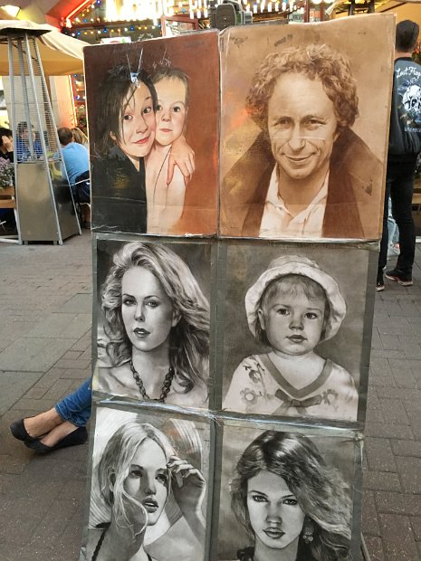 Les artistes de rue ont peut-être vu passer  Pierre Richard. C'est un acteur très célèbre en Russie. 