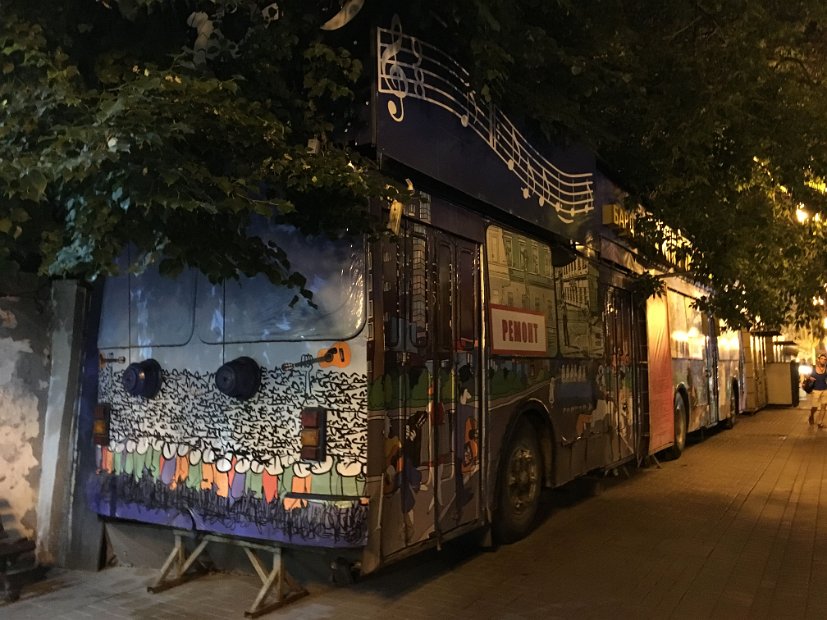 Un camion de réparations d'instruments de musique