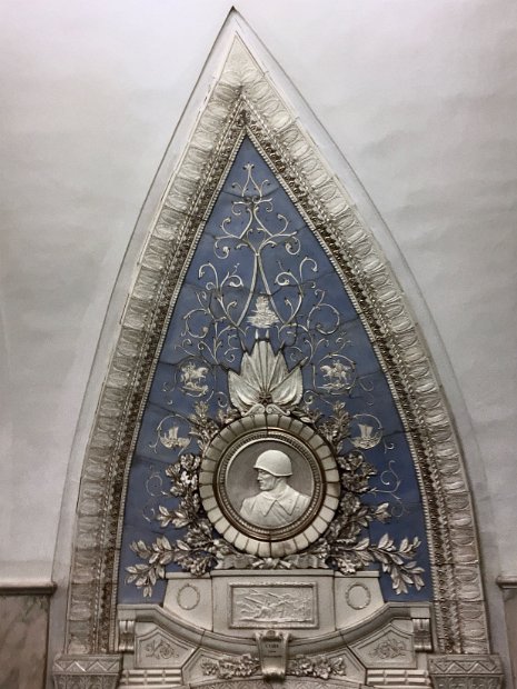 Elle est décorée de bas-reliefs de valeureux marins et soldats de l'Armée Rouge de la Seconde Guerre Mondiale.