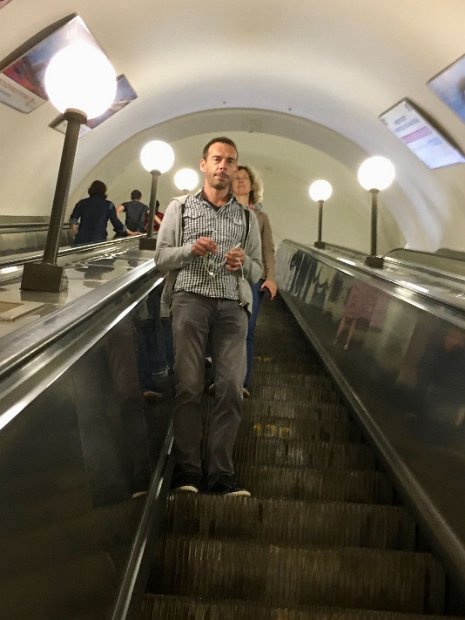 Nous reprenons le métro après cette visite vers la station Taganskaya (Таганская). 53 mètres sous terre.