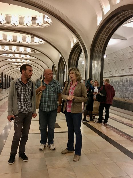 Métro de Taganskaya vers Tverskaya. Discutons-nous de ce que nous venons de visiter, de ce que nous allons faire en soirée ou de tout autre chose ?