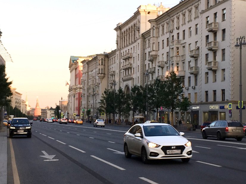 Nous sommes maintenant sur la rue Tverskaïa, la rue commerçante la plus chère de Moscou (elle est d'ailleurs surnommée Les  Champs-Élysées moscovites).