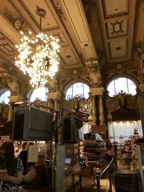 Nous commençons par un petit tour dans l'Epicerie Elisséïev (Елисеевский Магазин).