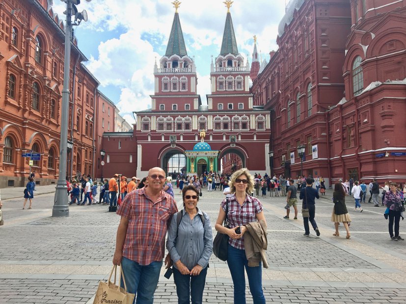 Enfin, nous arrivons sur la Place Rouge : Porte de la Résurrection. La porte et la chapelle se trouvent entre la mairie de Moscou à gauche et le musée historique à droite.