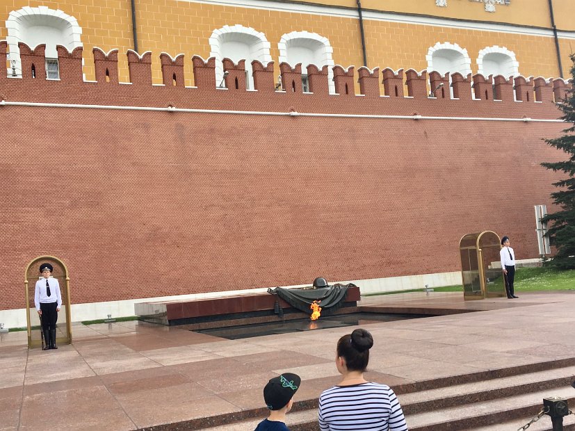 Jardin Alexandre : nous longeons les murailles du Kremlin et passons devant la flamme éternelle du tombeau du Soldat Inconnu.