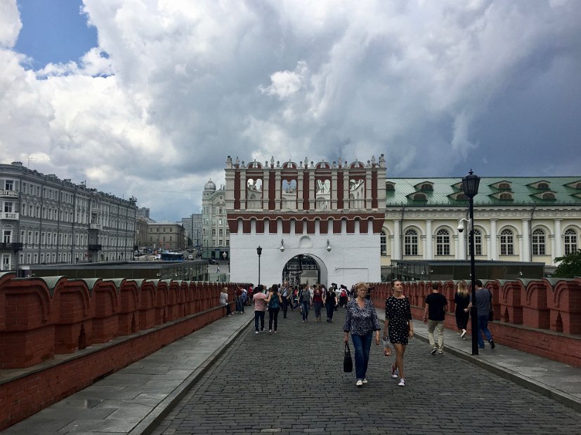 C'est par la tour Koutafia que nous venons de pénétrer dans l'enceinte du Kremlin.