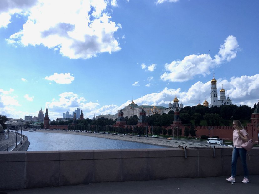 Du pont sur la Moskva (Bolchoï Moskvoretski Most), vue sur le Kremlin et ses cathédrales. En arrière-plan, le New Business Center