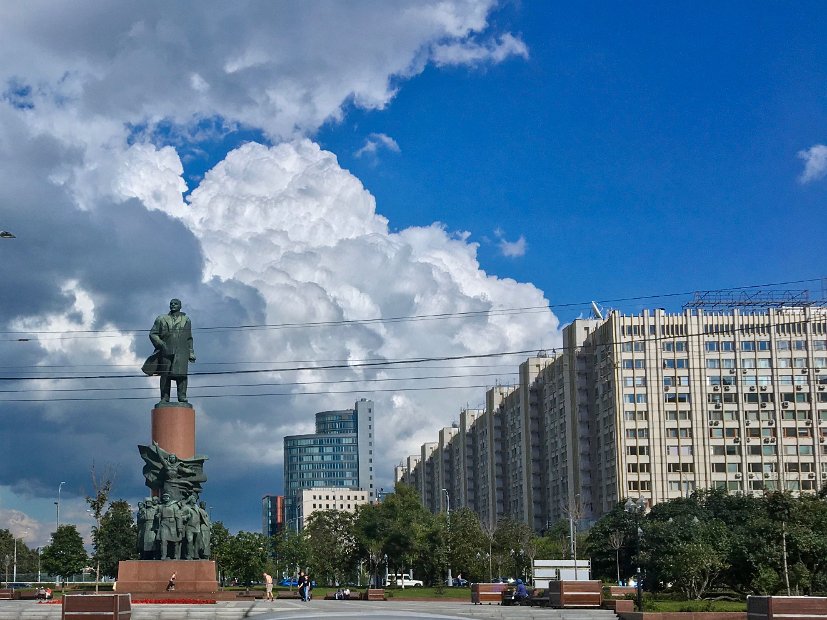 Statue de Lénine, place d'Octobre, sur Leninskyi Prospekt