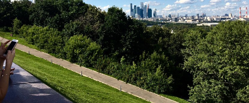 Nous arrivons sur la colline du Mont des Moineaux (Воробьёвы го́ры). C'est le point le plus élevé de Moscou, altitude 220 mètres.