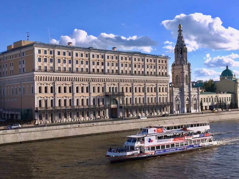 Vue du pont Bolchoï Moskvoretski : le quai Sainte-Sophie et le clocher de l'église Sainte-Sophie. Au fond, surmonté d'un dôme vert, le siège de la société Rosneft