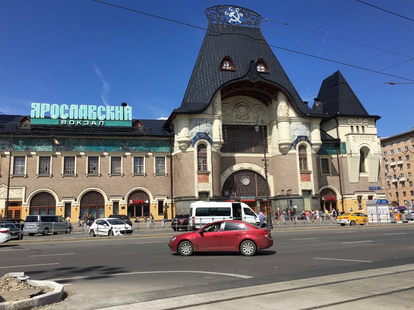 Nous descendons du taxi Place des Trois Gares : ici la gare de Iaroslavl