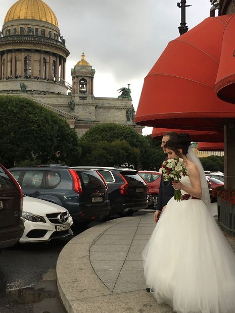 A l'entrée de l'Hôtel Astoria, devant Saint-Isaac. Un lieu rêvé pour une belle photo de mariage