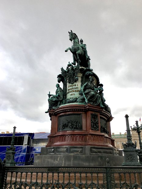 La statue équestre de Nicolas Ier au milieu de la place Saint-Isaac réalisée par le sculpteur Piotr Klodt d'après un projet de Montferrand (1859)