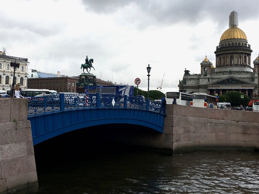 Le Pont bleu, Saint-Isaac et l'Hôtel Astoria. C'est sur ce pont que se tenait jusqu'en 1861 le marché aux esclaves.