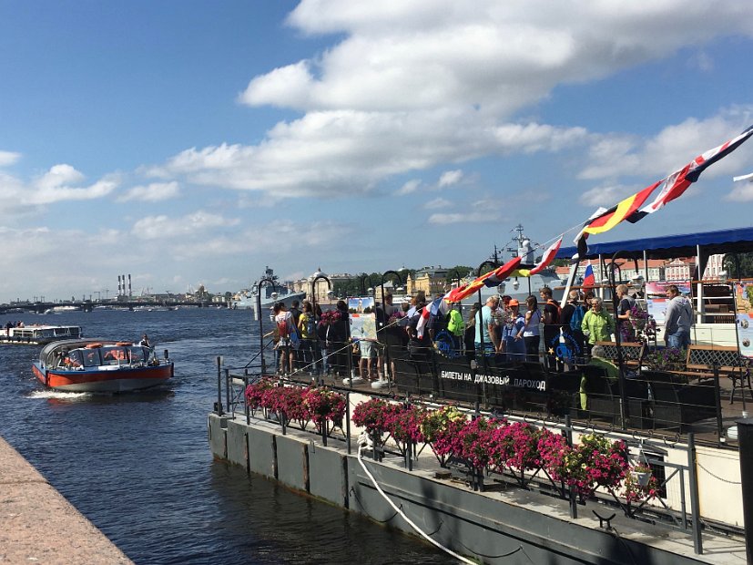 Ces touristes sont prêts pour une croisière sur la Neva. Pour nous, rendez-vous avec Angela devant la colonne Alexandre pour la visite de l'Ermitage.