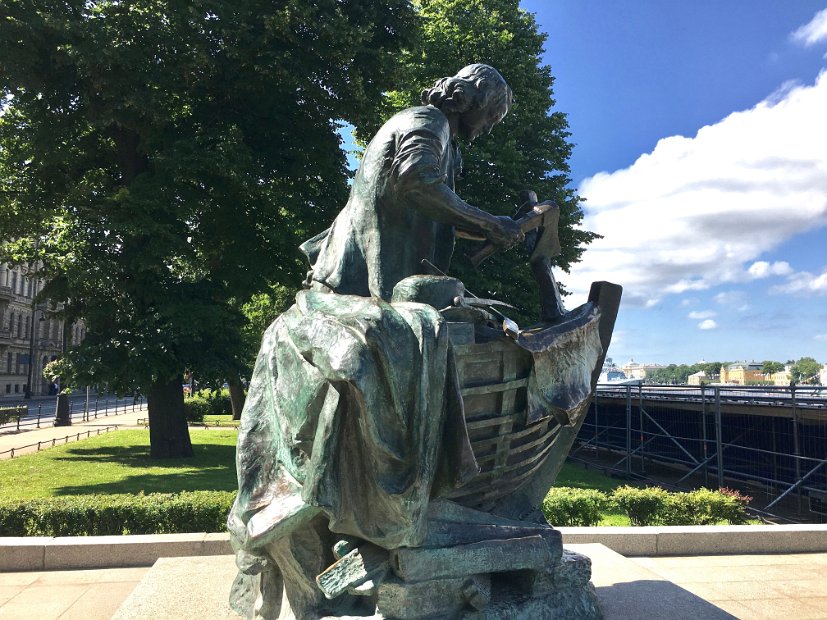 La statue du « Tsar-charpentier » installée devant l'Amirauté représente le jeune Pierre Ier faisant son apprentissage aux chantiers navals de Hollande. Il s'agit d'une copie de 1996, l'originale ayant été détruite après la Révolution.