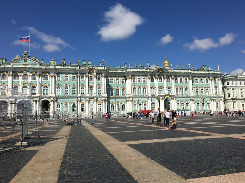Et en tournant la tête, le Palais d'Hiver devenu le Musée de l'Ermitage. Le Palais d’Hiver est un ancien palais impérial construit de 1754 à 1762 à la demande de l'impératrice Élisabeth, fille de Pierre le Grand. 

