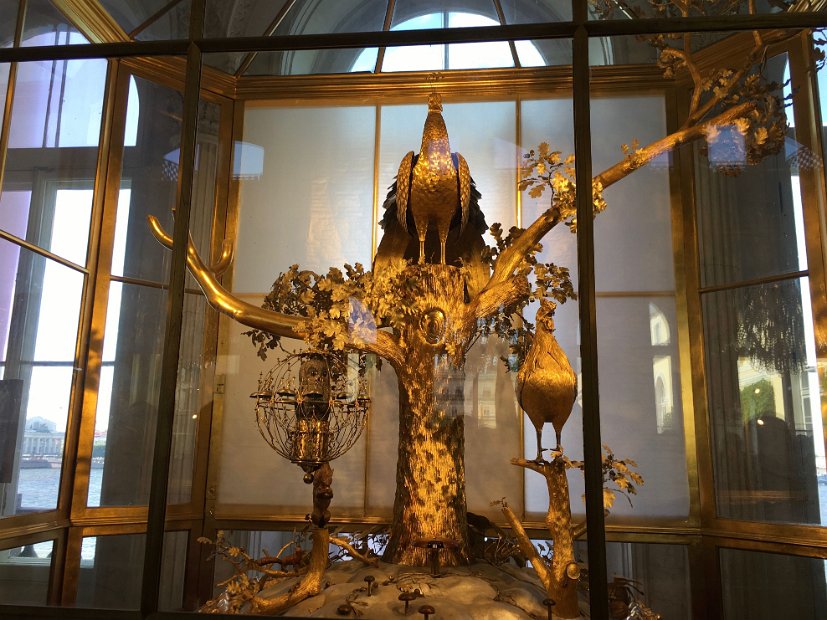 La magnifique horloge du Paon dans la salle du Pavillon