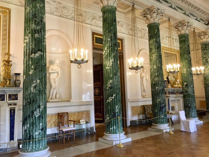 La salle grecque. Ce palais est marqué par l'empreinte de Maria Fiodorovna, qui s'appliqua à agrandir et embellir le domaine jusqu'à sa mort, bien après l'assassinat de Paul 1er.