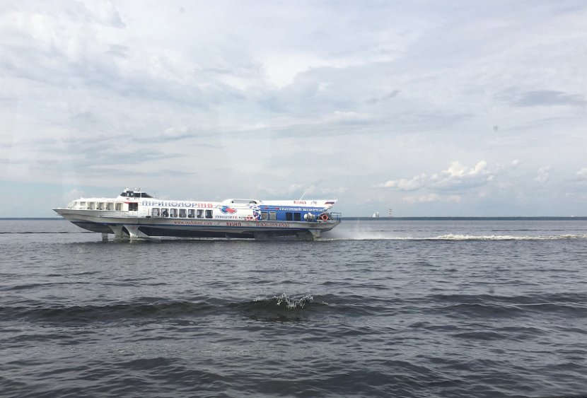 Dans le golfe de Finlande, nous croisons beaucoup d'autres hydroglisseurs.