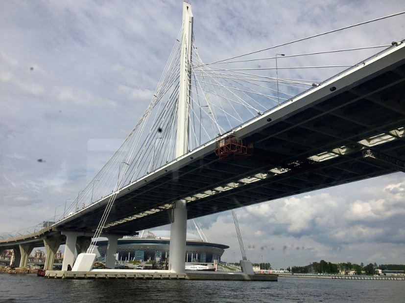 Le pont au-dessus du chenal Petrovski. Il s'agit du seul pont à haubans dont les piliers sont inclinés, représentation symbolique du Pont du Palais, pont-levis au centre de Saint-Pétersbourg.