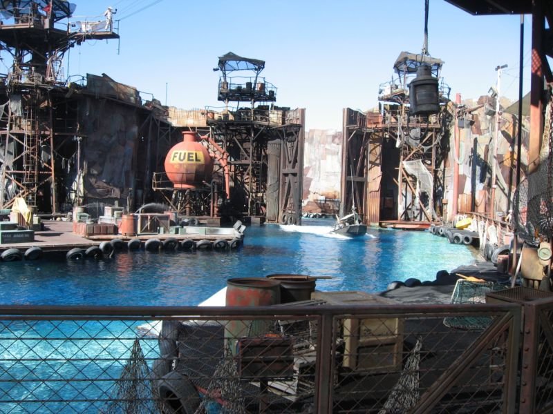 aprsletourdesstudiosplaceauxattractionsiciwaterworld.jpg